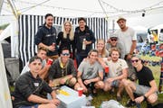 Manuel und seine Freunde. Im Hintergrund sieht man die «Bierlande» (Bild: Samuel Koch)