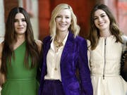 Das Metropolitan Museum in New York hat letztes Jahr einen Besucherrekord verzeichnet. Die Tatsache, dass das Museum Schauplatz ist des Films «Ocean's 8» - mit (v.l.) Sandra Bullock, Cate Blanchett und Anne Hathaway - dürfte der Institution nächstes Jahr noch mehr Besucher bescheren. (Bild: Keystone/AP Invision/EVAN AGOSTINI)
