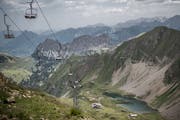 Die 8er-Gondelbahn und das neue Bergrestaurant des Projektes Rothorn Ost werden nicht realisiert. Der Sessellift vom Rothorn zum Eisee (im Bild) wurde hingegen 2017 ersetzt. (Bild: Pius Amrein, 3. August 2017)