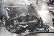 Der Motorraum des Autos ist komplett ausgebrannt. Das Auto brennt lichterloh. (Bild: Luzerner Polizei (Luzern, 5. Juli 2018))