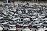 Neuwagen warten im Hafen von Wuhan Hannan am Yangtze-Fluss auf den Weitertransport. Bild: Wang He/Getty (26. Juni 2018)