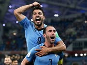 Luis Suarez (9) feiert mit seinem Captain Diego Godin gegen Portugal den Einzug in den Viertelfinal (Bild: KEYSTONE/EPA/FRIEDEMANN VOGEL)