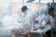 Fleisch wenden zur Musik von Eminem: eine der vielen Grillstellen auf dem Campinggelände. (Bild: Reto Martin)