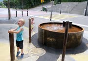 Der neue Brunnen am Bahnhofplatz in Uzwil: Zumindest den Kindern gefällt’s. (Bilder: Philipp Stutz)