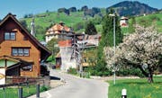 Die Rietstrasse zwischen Schulhaus Roosen (im Rücken des Fotografen) und Schulhaus Kirchfeld sowie dem Kindergarten Sonnenhügel ist Schulweg vieler Lüchinger Kinder. Hier hat sich diese Woche der Fahrer eines Lieferwagens verdächtig verhalten.Bild: (Bild: Archiv/Max Tinner)