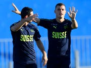 Zwei Granit Xhaka (rechts) im Gespräch mit Blerim Dzemaili (Bild: KEYSTONE/LAURENT GILLIERON)