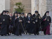 Vertreter orientalischer und orthodoxer Kirchen im Nahen Osten treffen zu einem Treffen mit Papst Franziskus in der Basilica St. Nicolas in Bari ein. (Bild: Keystone/EPA/CIRO FUSCO)