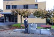 Will neue Gemeinderäte besser vorbereiten: Remo Zberg, aktueller Vorsteher der Nidwaldner Gemeindepräsidenten-Konferenz, vor dem Gemeindehaus in Hergiswil.(Bild: Martin Uebelhart, Hergiswil, 6. Oktober 2017)