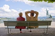 Ein älteres Paar geniesst den lauen Juninachmittag auf einer Parkbank am Bürkliplatz in Zürich. (Gaetan Bally/Keystone)