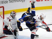 Taylor Chorney (rechts, im weissen Dress der Washington Capitals) wird ab der kommenden Saison für den HC Lugano verteidigen (Bild: KEYSTONE/FR84052 AP/BILL BOYCE)