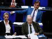 Laut Umfrage so stark wie die SPD: die rechtspopulistische AfD, im Bild die Co-Vorsitzenden Alice Weidel und Alexander Gauland (Vorne) sowie Mitglied Bernd Baumann. (Bild: KEYSTONE/EPA/CLEMENS BILAN)
