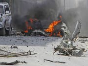 Ein brennendes Auto nach dem Anschlag in Mogadischu, Somalia. (Bild: Keystone/AP/FARAH ABDI WARSAMEH)