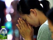 Die Mutter eines in der Höhle eingeschlossenen thailändischen Jugendlichen hofft auf eine baldige Rettung. (Bild: KEYSTONE/EPA/RUNGROJ YONGRIT)