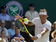 Rafael Nadal beim Return im Spiel gegen den australischen Teenager Alex de Minaur (Bild: KEYSTONE/AP/KIRSTY WIGGLESWORTH)