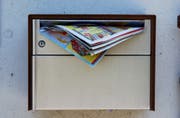 Damit nach den Ferien der Briefkasten nicht überquillt, ist es gut wenn jemand ihn leert. (Bild: Barbara Hettich)
