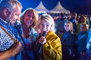 Gibt sich publikumsnah: Beatrice Egli am Openair Wildhaus (Bild: Michel Canonica)