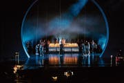 Blick auf das Bühnenbild, das Katrin Connan für Berthold Goldschmidts «Beatrice Cenci» entworfen hat. (Bild: Lisa Mathis/Bregenzer Festspiele)