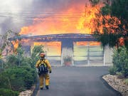 Hunderte weitere Häuser bedroht: Im nordkalifornischen Alpine zerstört ein Buschbrand ein Gebäude. (Bild: KEYSTONE/AP The San Diego Union-Tribune/EDUARDO CONTRERAS)