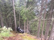 Das Auto landete total zerstört an einem Baum. (Bild: Kantonspolizei Graubünden)