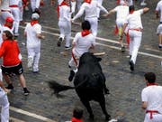 Bereits am ersten Tag der Stierhatz in Pamplona wurden vier Personen verletzt, einer davon wurde von einem Stier auf die Hörner genommen. (Bild: Keystone/EPA/JESUS DIGES)