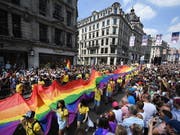 Grosser Pride-Umzug durch London vor zahlreich erschienenem Publikum (Bild: KEYSTONE/EPA/ANDY RAIN)
