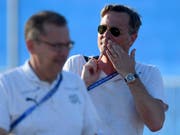 Der Schweizerische Fussballverband rudert nach den getätigten Aussagen von Generalsekretär Alex Miescher (im Hintergrund) zurück (Bild: KEYSTONE/LAURENT GILLIERON)