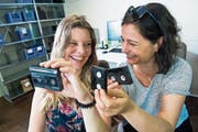 Joana Bos (links) und Sabina Casacuberta können über die dicken Videokassetten nur noch lachen. (Bild: Eveline Beerkircher Luzern, 20. Juni 2018)