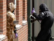 Spezialisten an der Arbeit in Salisbury nach dem zweiten Vergiftungsfall. (Bild: KEYSTONE/AP/MATT DUNHAM)