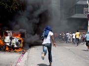 Proteste in Port-au-Prince gegen die Erhöhung der Benzinpreise (Bild: KEYSTONE/AP/DIEU NALIO CHERY)