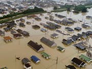 Überflutete Wohnquartiere in Kurashiki (Bild: KEYSTONE/AP Kyodo News)
