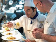 Benötigen die Teigwaren nicht noch ein wenig Pfeffer? Chefkoch Luigi Carotenuto und Food & Beverage Manager Antonio Di Stasio testen die verschiedenen Gerichte des Nachtessens. (Bild: Dominik Buholzer (Palermo, 31. Mai 2018))