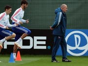 Geht mit gutem Beispiel voran: Russlands Nationaltrainer Stanislaw Tschertschessow (Bild: KEYSTONE/EPA/ABEDIN TERKENAREH)