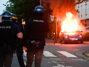 Vierte Krawallnacht in Folge: In der westfranzösischen Stadt Nantes setzten Demonstranten auch am frühen Samstag Autos in Brand. (Bild: KEYSTONE/AP/FRANCK DUBRAY)
