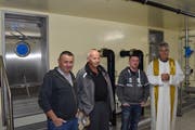 Sie sind stolz über die Fertigstellung des Wasserreservoirs Gsang (von links): Karl Poletti, Anton Simmen (Wasserverbund), Gemeindepräsident Beda Regli und Diakon Edy Imhof. (Bild: Georg Epp, Hospental, 6. Juli 2018)