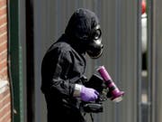 Ein Polizist untersucht ein Haus im englischen Salisbury, wo ein mit dem Nervengift Nowitschok kontaminiertes Paar aufgefunden wurde. (Bild: KEYSTONE/AP/MATT DUNHAM)