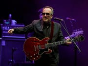 Der britische Popsänger Elvis Costello bei einem Auftritt im Juni 2018 in der spanischen Hauptstadt Madrid. (Bild: KEYSTONE/EPA EFE/JUANJO MARTIN)