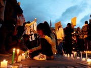 Tausende zündeten in Kolumbien Kerzen an gegen die Ermordungen von Menschenrechtsaktivisten. (Bild: Keystone/EPA EFE/LEONARDO MUNOZ)