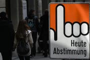 Polarisierende nationale Vorlagen locken die St.Galler eher an die Urne als Abstimmungsaufforderungen. (Bild: Keystone/Jean-Christophe Bott)