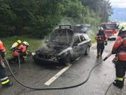 Nun definitiv schrottreif: Ein Auto ist auf dem Weg zum Recyclinghof in Landquart GR komplett ausgebrannt. (Bild: Kantonspolizei Graubünden)