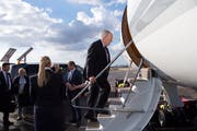 Bundesrat Johann Schneider-Ammann fliegt am Sonntag , begleitet von einer Wirtschaftsdelegation, nach Zentralasien. (Bild: Anthony Anex/Keystone)
