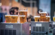 Damit das Bier in den Becher fliesst, braucht es Kohlendioxid. (Bild: Andrea Stalder)