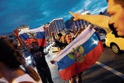 Russische Anhänger in den Strassen Moskaus nach dem Achtelfinalsieg gegen Spanien. Das WM-Fieber ist deutlich gestiegen. (Bild: Felipe Trueba/EPA (1. Juli 2018))