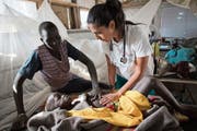 Eine Mitarbeiterin der «Ärzte ohne Grenzen» behandelt ein Kind im südsudanesischen Lankien. (Bild: Karel Prinsloo/EPA; 13. Januar 2015)