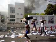 Auf Haiti kam es am Samstag zu gewaltätigen Protesten gegen eine geplante Erhöhung der Treibstoffpreise. (Bild: KEYSTONE/AP/DIEU NALIO CHERY)