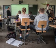 Die Übernahme der Kosten für die Volksschule ist bei der Aufgaben- und Finanzreform 18 stark umstritten. (Symbolbild: Boris Bürgisser)