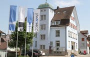 Das Gemeindehaus an der Flawilerstrasse hat einen neuen Anstrich erhalten. Die Farbe Blau dominiert das markante Gebäude. (Bilder: Philipp Stutz)
