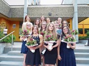 Die erfolgreichsten Absolventinnen und Absolventen FAGE und AGS: (Vordere Reihe von links) Melanie Kuratli, Francesca Grande und Jeruscha Bösch, (mittlere Reihe von links) Eliane Löhrer, Tamara Näf, Jasmin Scherrer, Marina Büsser und Martina Bürge, (hintere Reihe von links) Vanda Gotovcevic, Anya Egli, Ursula Schönenberger und Teodora Iliev. (Bild: PD)