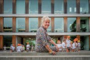 Abschied in den Kinderfest-Kleidern von Akris: Kathrin Holzer an ihrem letzten Tag im Schulhaus Schönenwegen. (Bild: Urs Bucher)