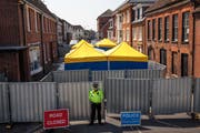 Spezialisten untersuchen ein Wohnheim in Salisbury, in dem eines der Nowitschok-Opfer lebte. (Bild: Jack Taylor/Getty, 6. Juli 2018)