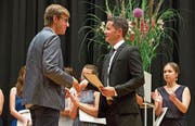 Der Obwaldner Bildungs- und Kulturdirektor Christian Schäli (rechts) gratuliert einem frischgebackenen Berufsmann. (Bild: André A.Niederberger (Stans, 6.Juli 2018))